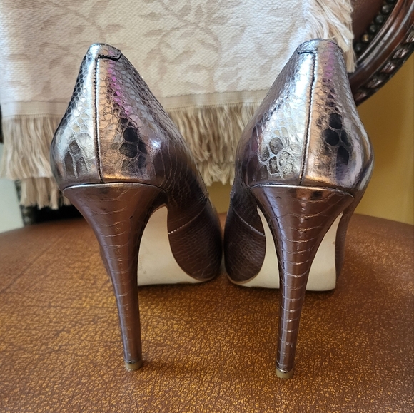 BCBGeneration Parade Bronze Platform Pumps SZ. 8M - Picture 11 of 11